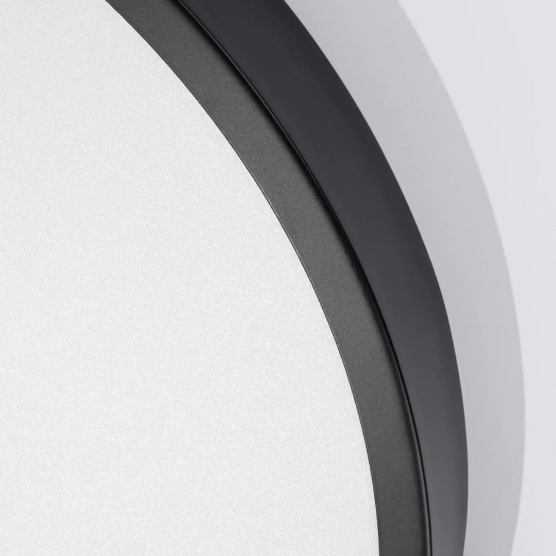 Plafonnier rond led onyx 60 noir avec cadre noir mat pour une recherche d’un éclairage aux couleurs intemporelles