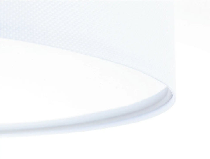 Luminaire plafonnier rond avec abat-jour cylindrique en tissu blanc légèrement texturé pour un éclairage élégant
