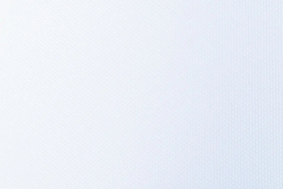Luminaire plafonnier rond mesh blanc avec surface texturée lisse et motif côtelé vertical en tissu blanc