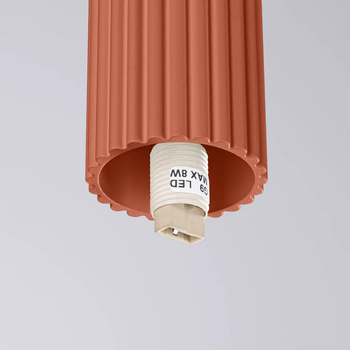 Luminaire plafonnier lampe halo en rouge ochra avec abat-jour cylindrique terracotta et bord festonné décoratif bureau