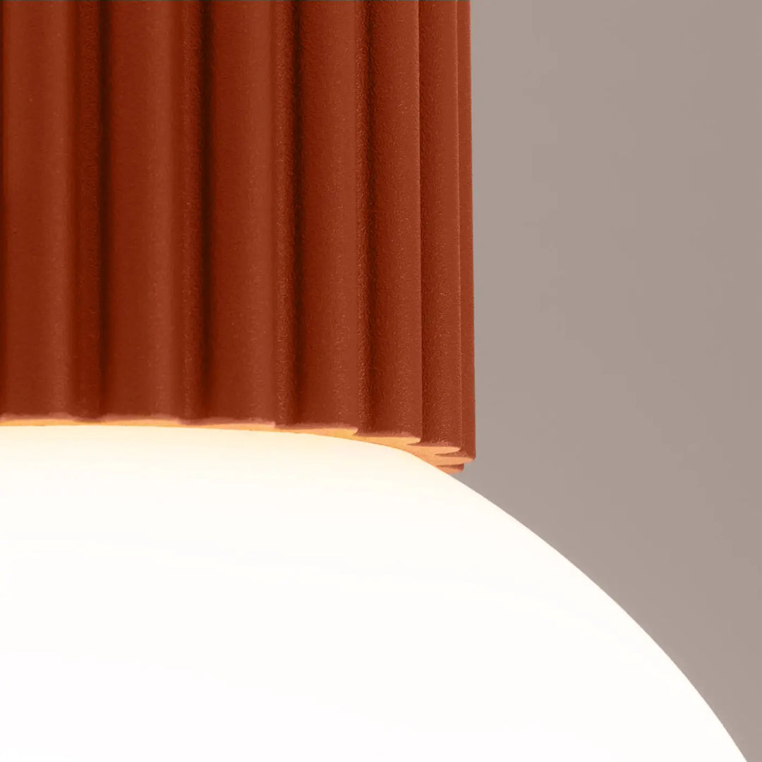 Luminaire plafonnier halo rouge ochra avec abat-jour plissé terracotta en finition mate pour bureau décorative
