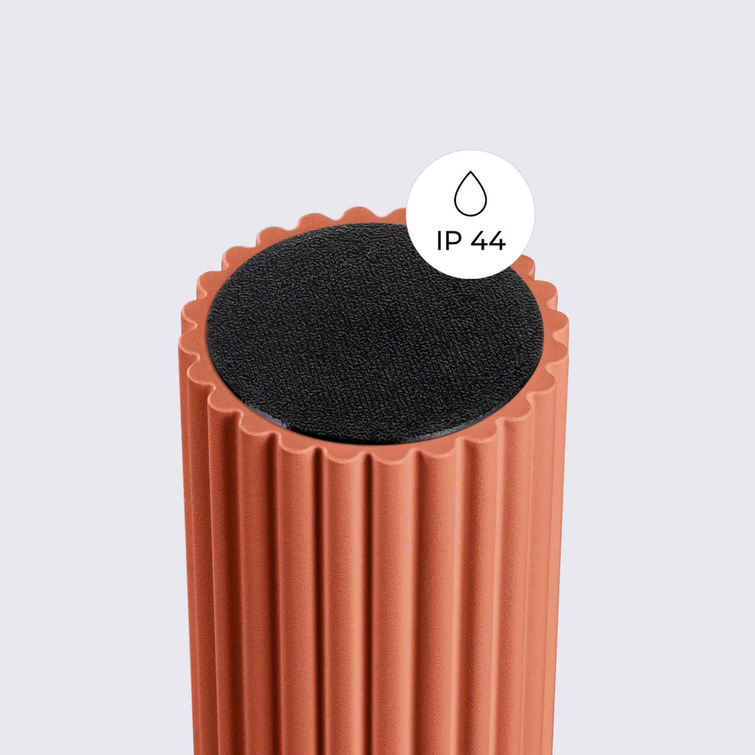Luminaire plafonnier halo rouge ochre avec poignée texturée noire sphère laiteuse idéale pour bureau décorative