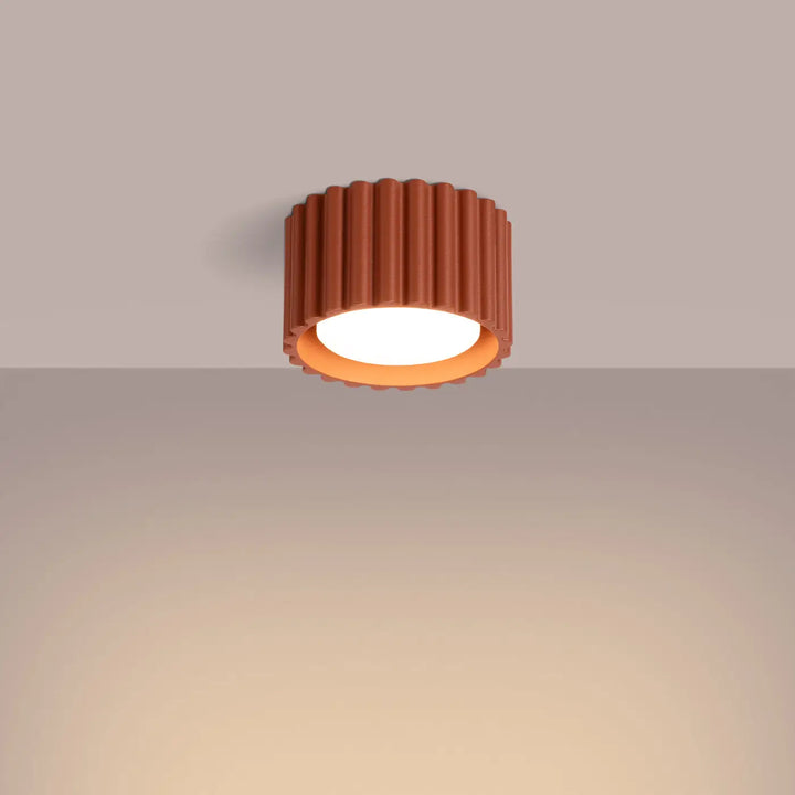 Luminaire plafonnier aura 1 rouge ochra avec forme unique inspirée, abat-jour cylindrique cannelé terracotta et ampoule éclairée