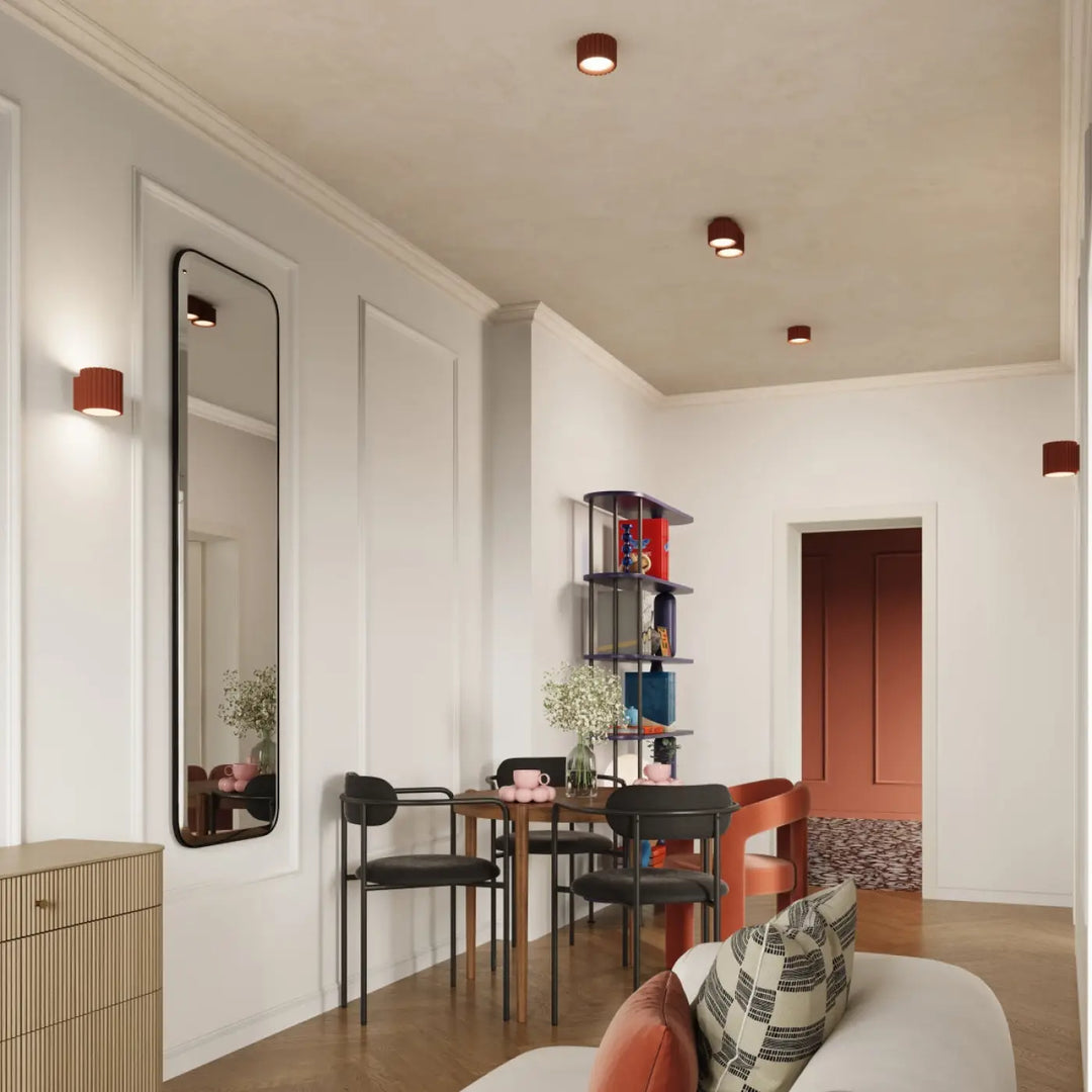 Luminaire plafonnier aura 1 rouge ochra avec forme unique inspirée et structure métallique noire élégante