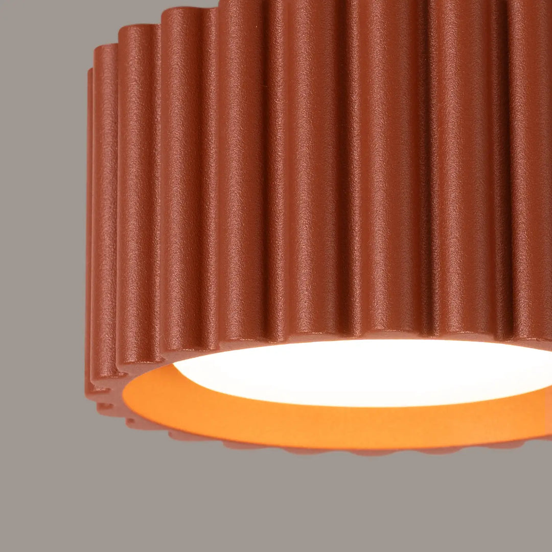 Luminaire plafonnier aura 1 rouge ochra avec forme unique inspirée en métal cannelé terracotta et base circulaire orange chaud