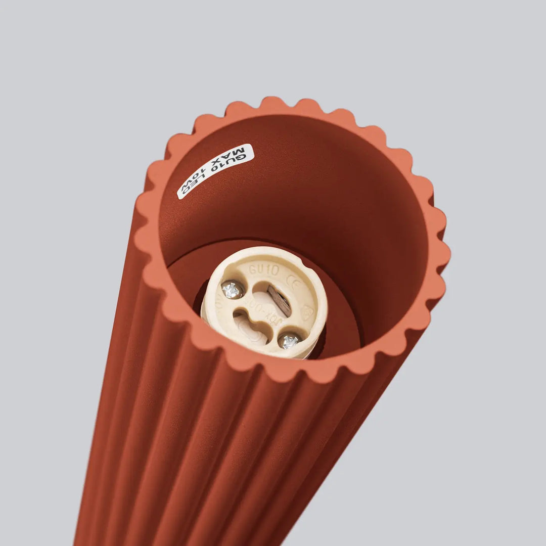 Plafonnier karbon allie avec abat-jour côtelé rouge ocre et douille e27 pour ampoules gu10 interchangeables design minimaliste