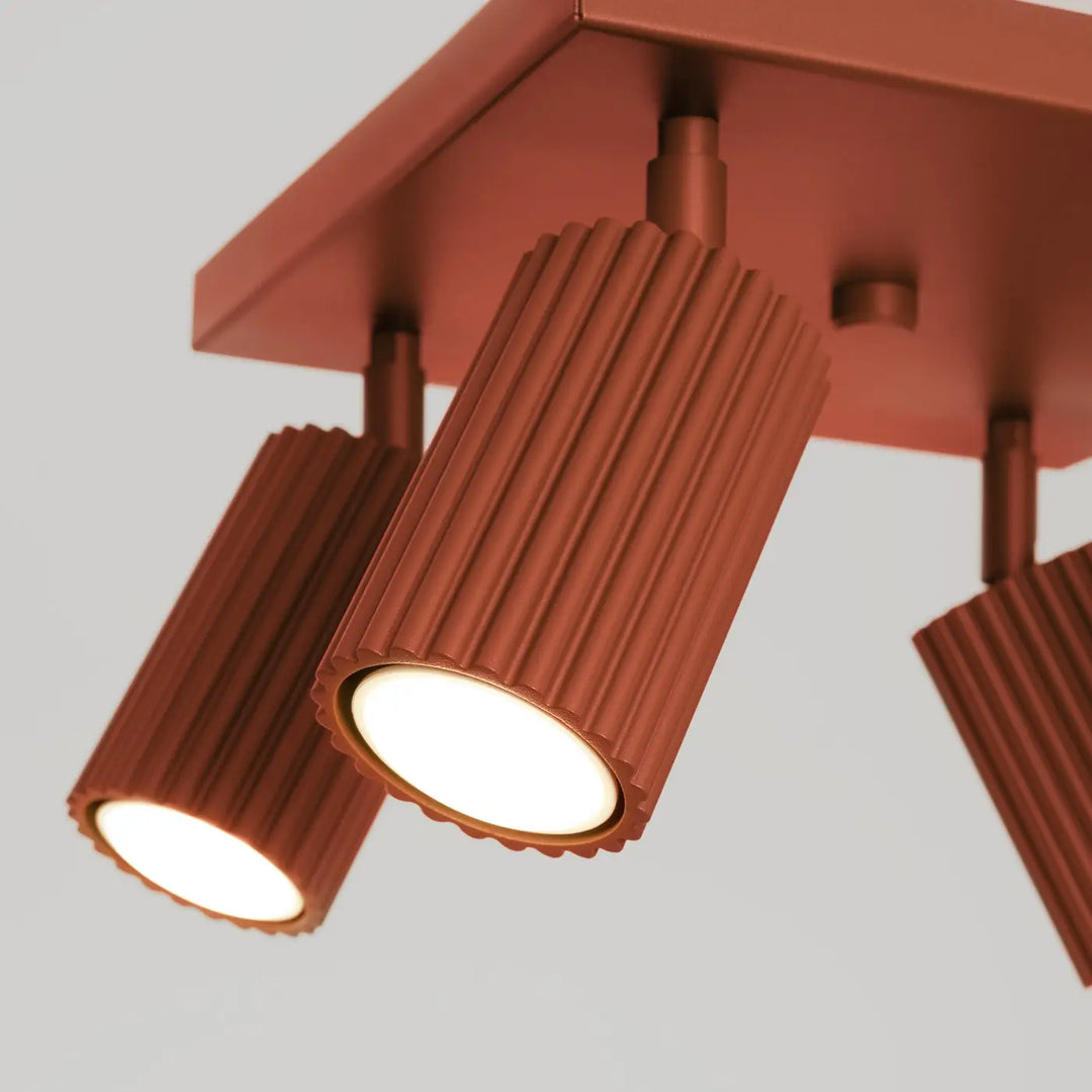 Plafonnier karbon design minimaliste cuivre avec spots ribbés et ampoules gu10 interchangeables rouge ocre