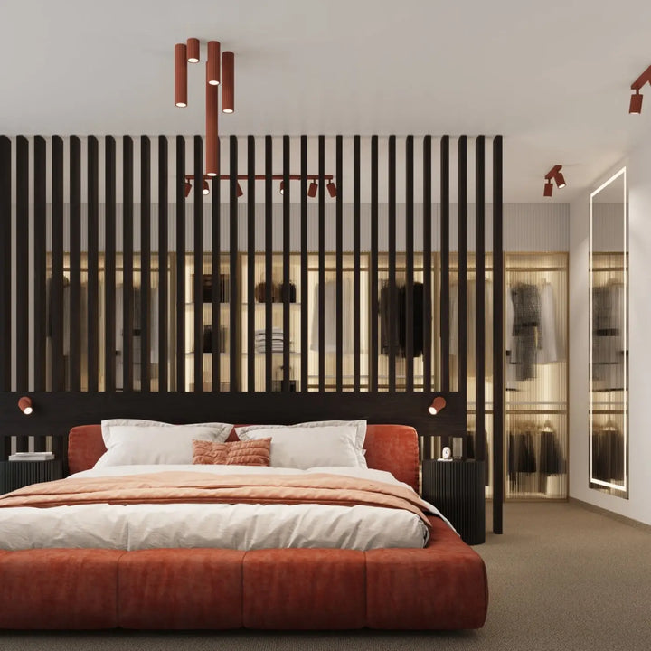 Lit orange avec tête de lit assortie et literie blanche illustrant le plafonnier karbon design minimaliste ampoules gu10 interchangeables