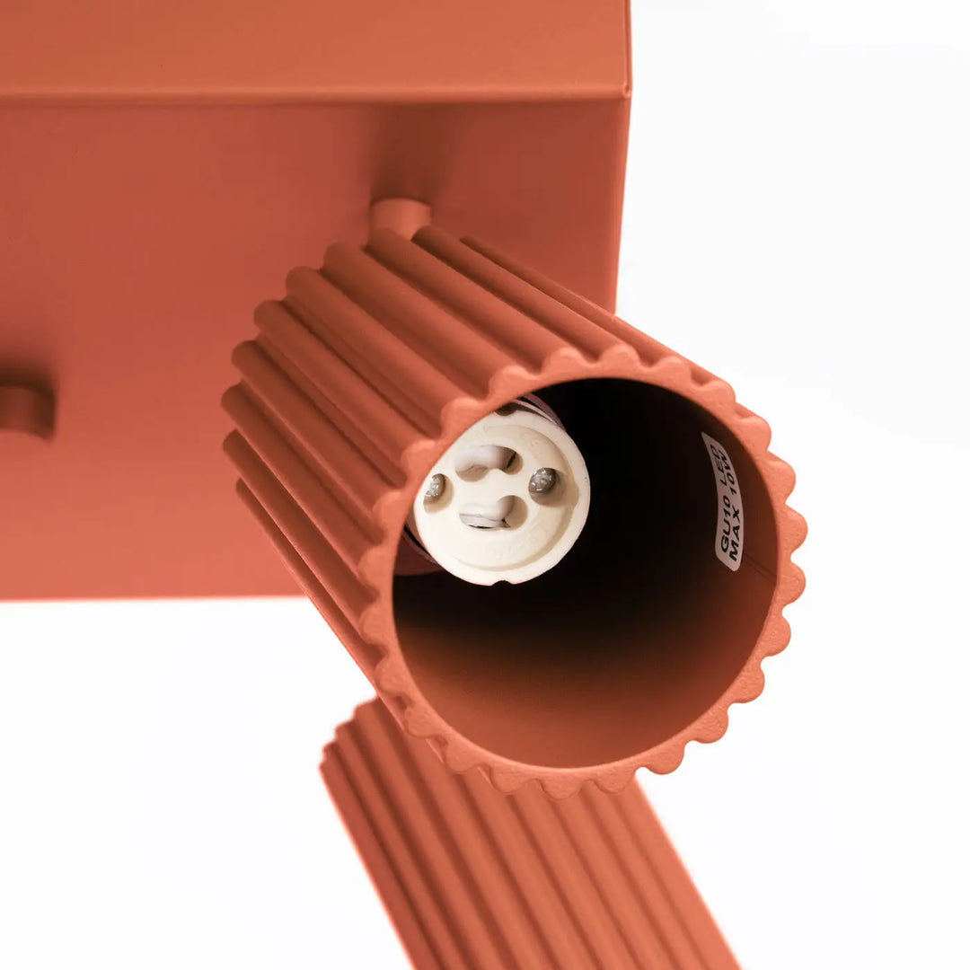 Luminaire plafonnier karbon 4 rouge ocre en métal nervuré avec ampoules gu10 interchangeables design minimaliste