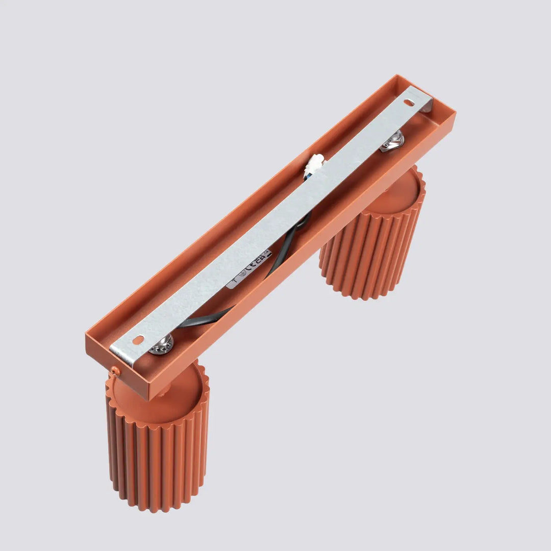 Plafonnier karbon allie design minimaliste en rouge ocre avec ampoules gu10 interchangeables et barres métal argenté