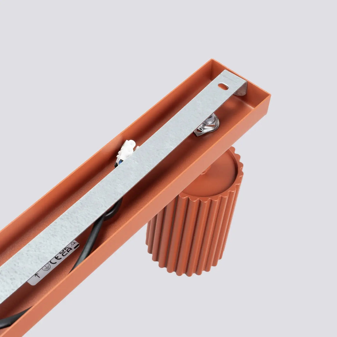 Plafonnier karbon allie led rouge ocre avec base cylindrique rainurée et ampoules gu10 interchangeables style minimalisme