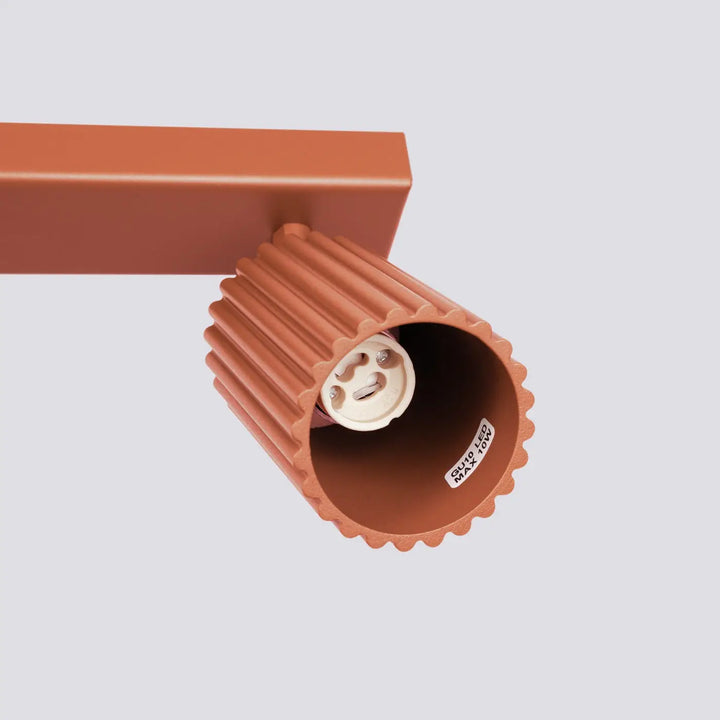 Plafonnier karbon allie style minimalisme en rouge ocre avec ampoules gu10 interchangeables et bords ondulés