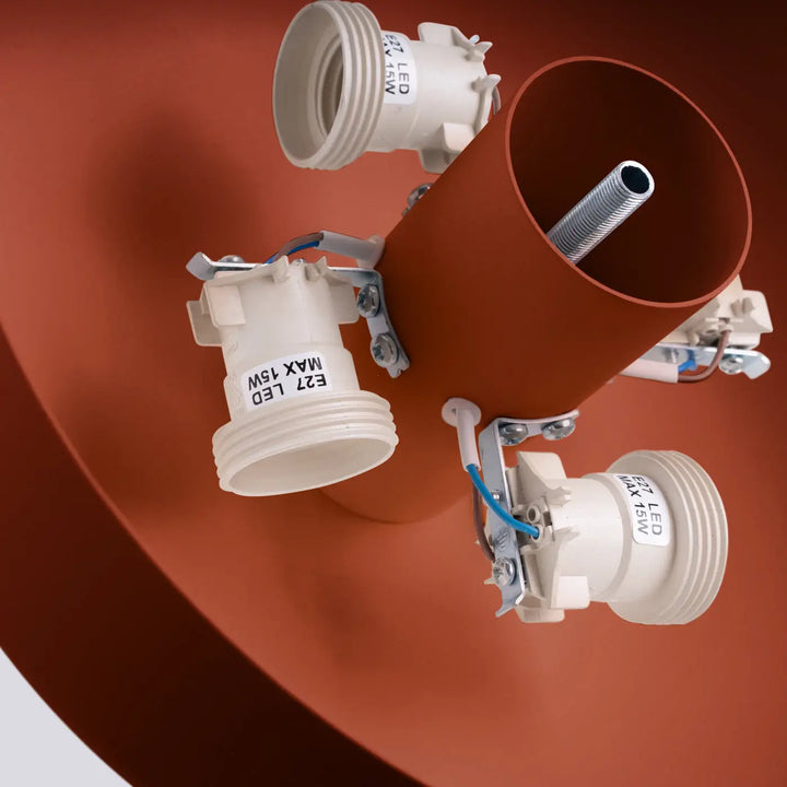 Plafonnier omiq avec trois douilles e27 en plastique blanc et corps cylindrique rouge ocre allie simplicité et design exceptionnel