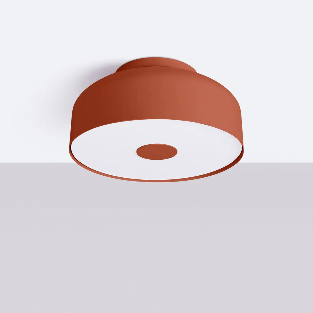 Plafonnier omiq rouge ocre allie simplicité et design exceptionnel avec un luminaire minimaliste et diffuseur blanc