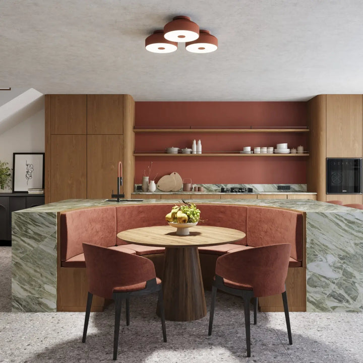Plafonnier omiq avec banquette en velours rouille cadre bois et plan de travail en marbre allie simplicité et design exceptionnel