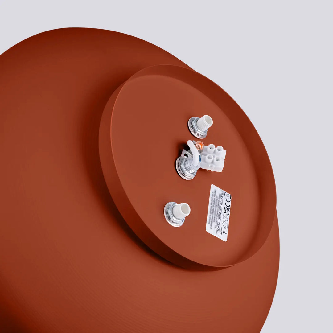 Plafonnier omiq rouge ocre avec connecteurs métalliques et plastiques allie simplicité et design exceptionnel