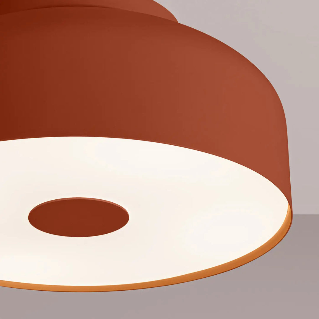 Plafonnier omiq rouge ocre allie simplicité et design exceptionnel avec une coupole terracotta et un panneau lumineux blanc