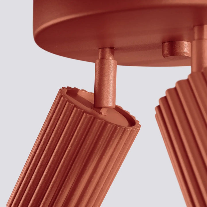 Plafonnier karbon cuivre en métal nervuré avec ampoules gu10 interchangeables design minimaliste rouge ocre