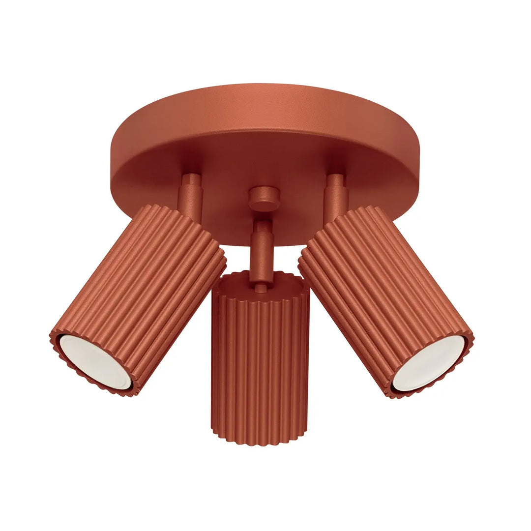 Plafonnier karbon rouge ocre avec trois têtes cylindriques en cuivre et ampoules gu10 interchangeables design minimaliste
