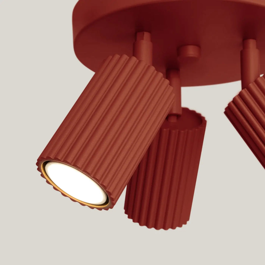 Plafonnier karbon rouge ocre avec ampoules gu10 interchangeables design minimaliste et finition mate avec bord doré