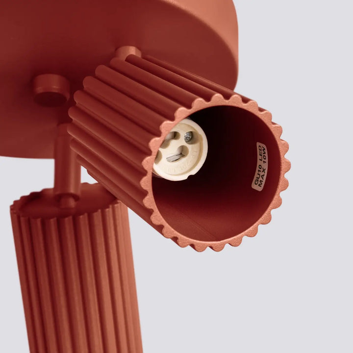 Plafonnier karbon design minimaliste en métal rainuré rouge ocre avec douille e27 visible pour ampoules gu10 interchangeables