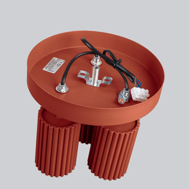Luminaire plafonnier karbon 3p rouge ocre avec supports cylindriques nervurés et ampoules gu10 interchangeables design minimaliste