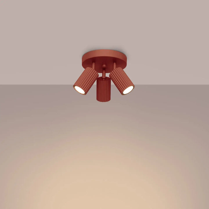 Plafonnier karbon rouge ocre en métal avec trois ampoules gu10 interchangeables au design minimaliste ajustable