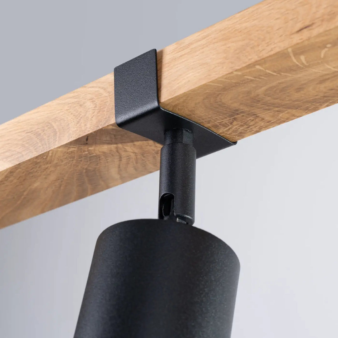 Luminaire plafonnier fager 3 noir avec boîtier moderne et abat-jours orientables en finition noire mate monté sur poutre en bois