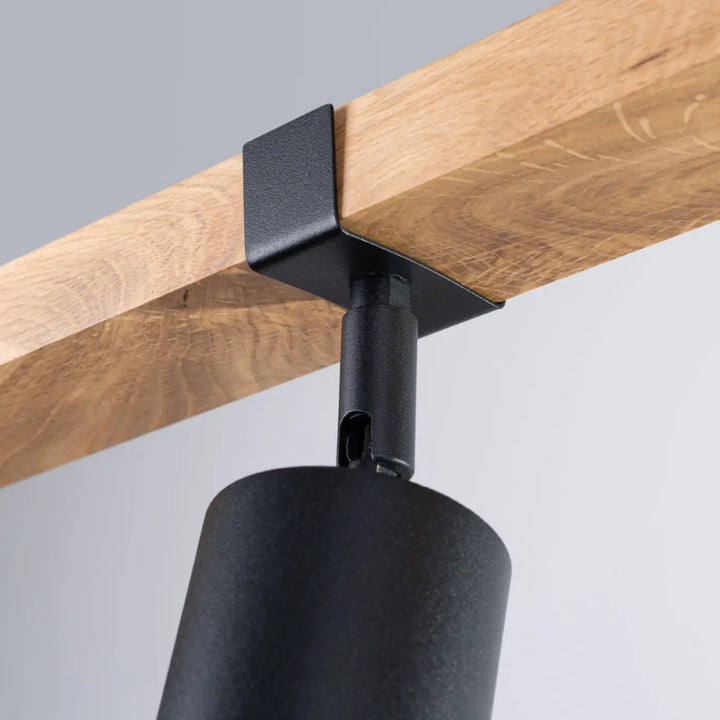 Luminaire plafonnier fager 3 noir avec boîtier moderne et abat-jours orientables en finition noire mate monté sur poutre en bois