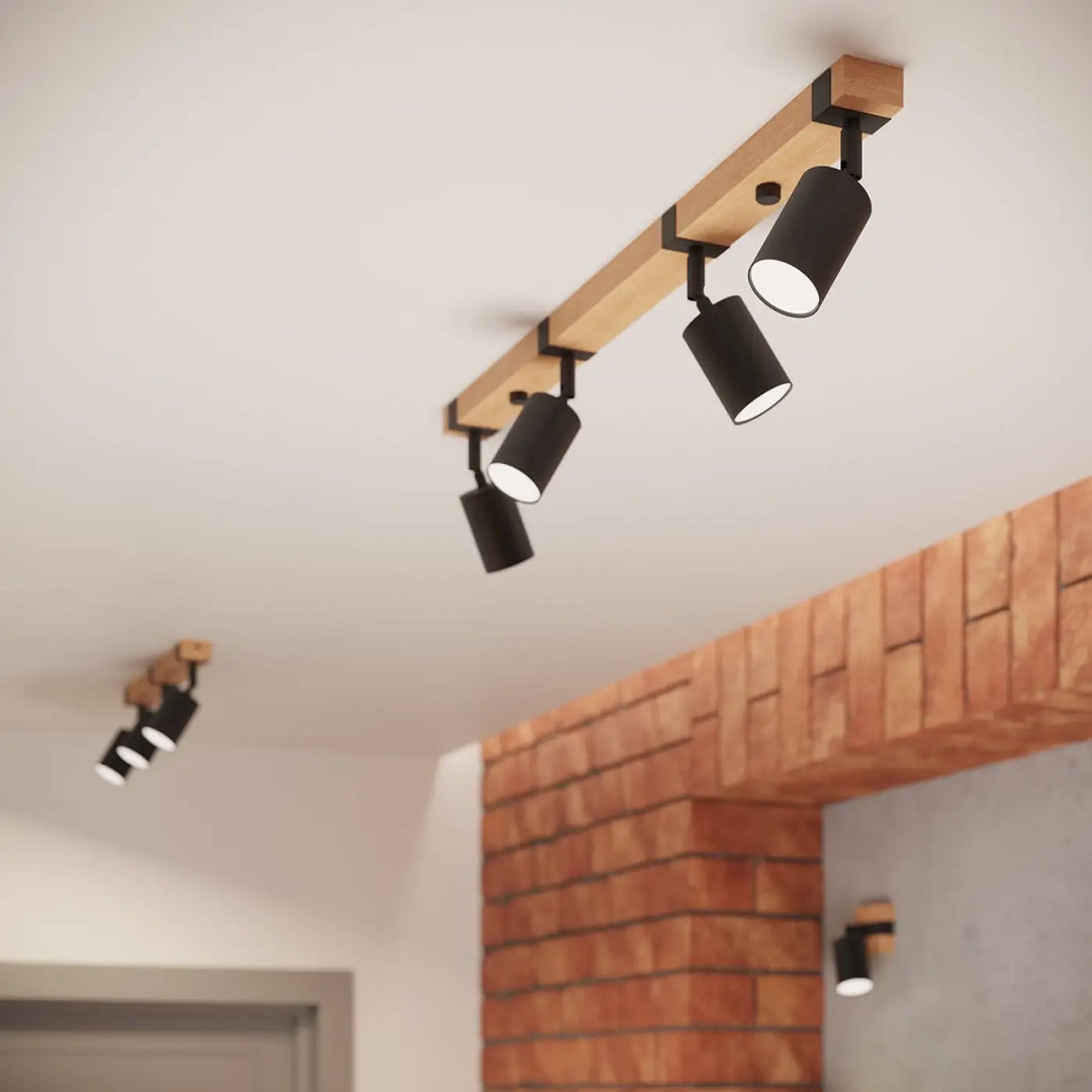 Luminaire plafonnier fager 3 noir avec lampe directionnelle fager et abat-jours orientables sur boîtier moderne en bois clair