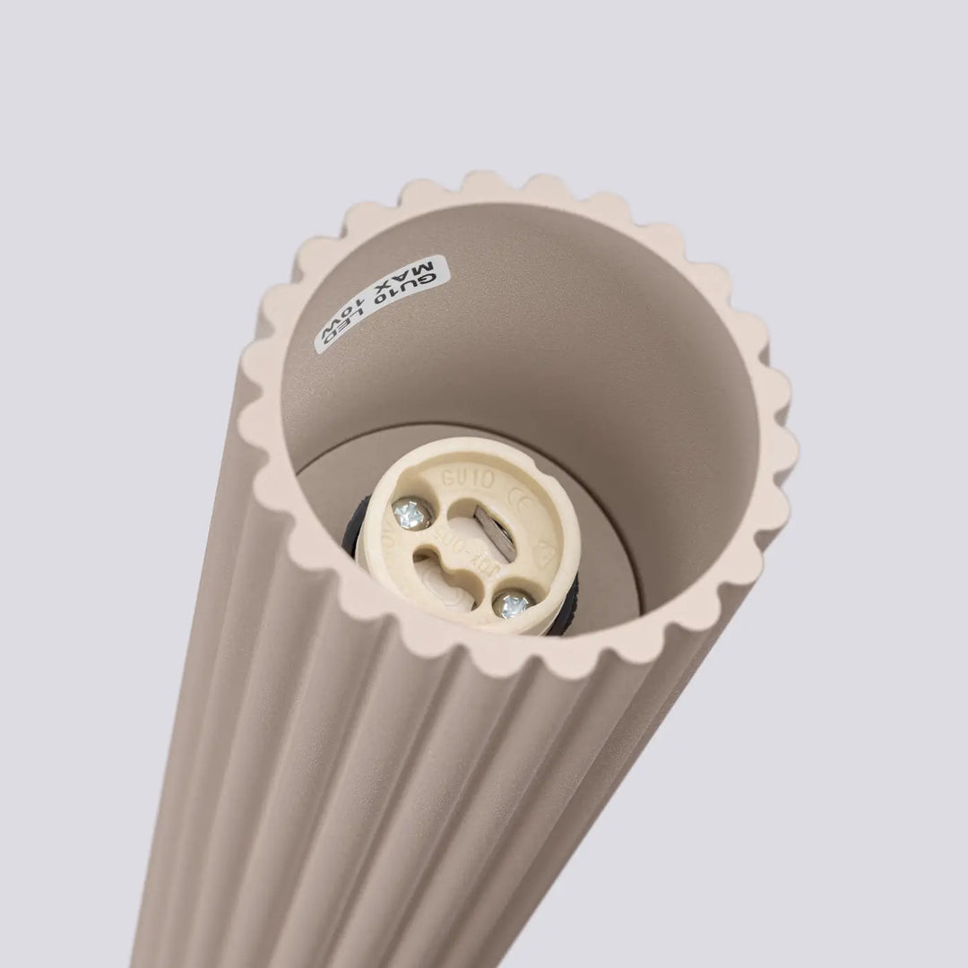 Plafonnier karbon allie taupe avec abat-jour côtelé beige et douille ampoules gu10 interchangeables design minimaliste