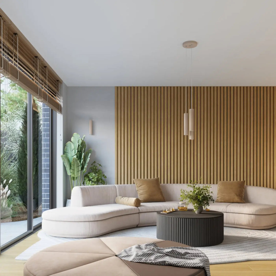 Beige canapé sectionnel courbé avec coussins tan devant un mur d’accent en bois cylindrique sous plafonnier karbon allie design minimaliste