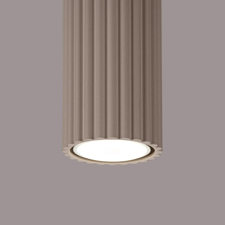 Plafonnier karbon allie beige fluté avec bord scallopé et base circulaire illuminée design minimaliste avec ampoules gu10 interchangeables