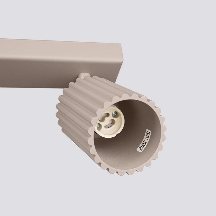 Plafonnier karbon taupe avec texture beige et bord festonné, ampoules gu10 interchangeables, design minimaliste