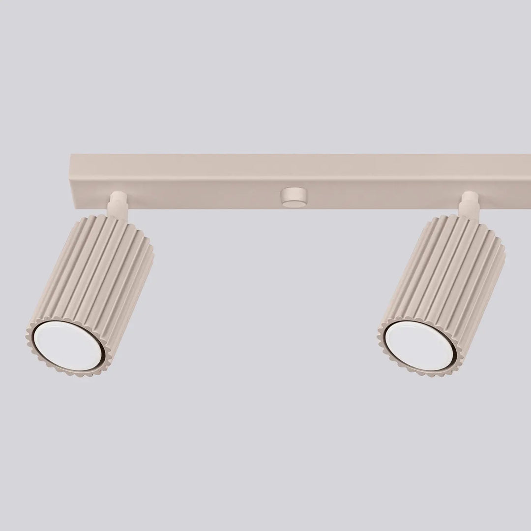 Plafonnier karbon taupe design minimaliste avec ampoules gu10 interchangeables et deux spots réglables en métal crème