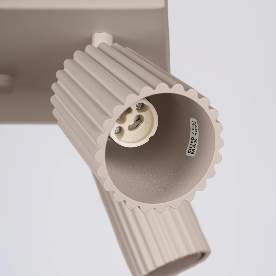Plafonnier karbon allie beige en led avec ampoules gu10 interchangeables et design minimaliste scalloped edge