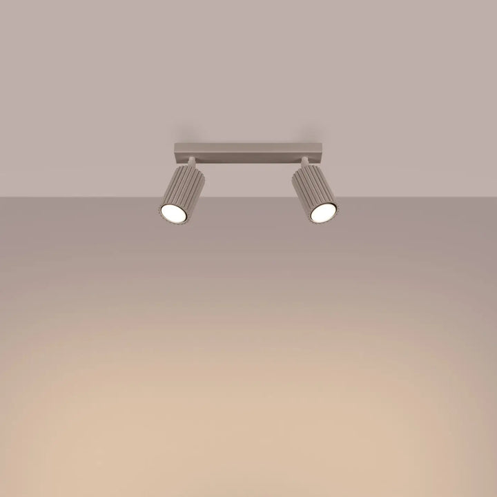 Plafonnier karbon allie design minimaliste avec deux têtes cylindriques en finition taupe et ampoules gu10 interchangeables