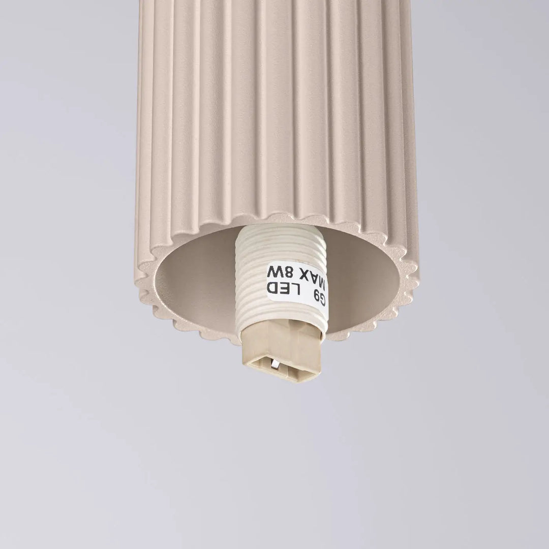 Lampe halo beige flûtée avec abat-jour cylindrique à bord festonné et ampoule led intégrée 6w max bureau décorative