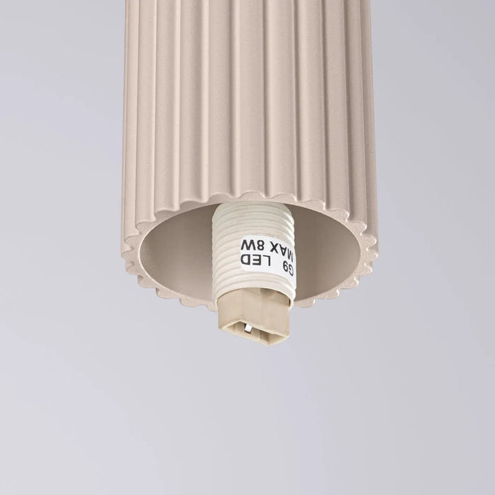 Lampe halo beige flûtée avec abat-jour cylindrique à bord festonné et ampoule led intégrée 6w max bureau décorative