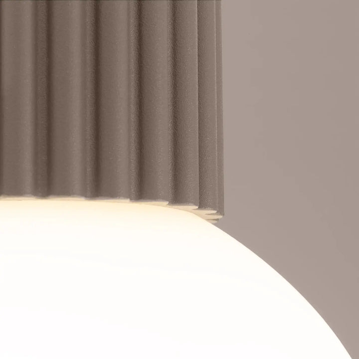 Luminaire plafonnier halo taupe avec abat-jour mat gris à rainures verticales et sphère laiteuse bureau décorative