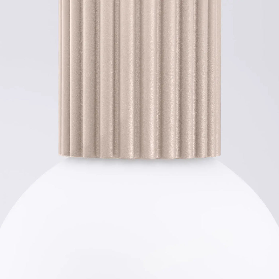 Beige lampe halo en céramique nervurée à finition brillante idéale comme bureau décorative avec sphère laiteuse