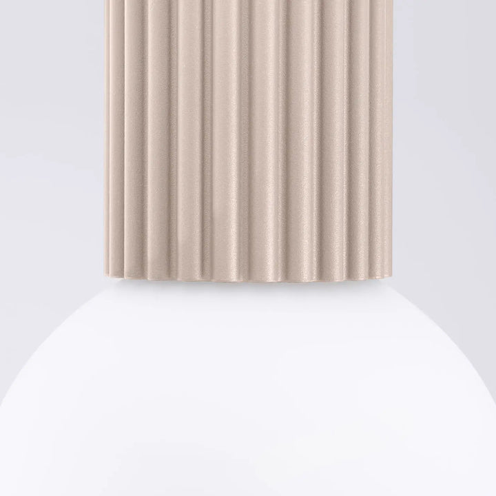 Beige lampe halo en céramique nervurée à finition brillante idéale comme bureau décorative avec sphère laiteuse