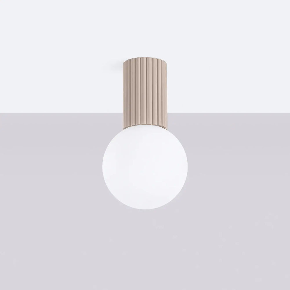 Luminaire plafonnier halo taupe avec corps cylindrique beige côtelé et sphère laiteuse en verre pour bureau décorative
