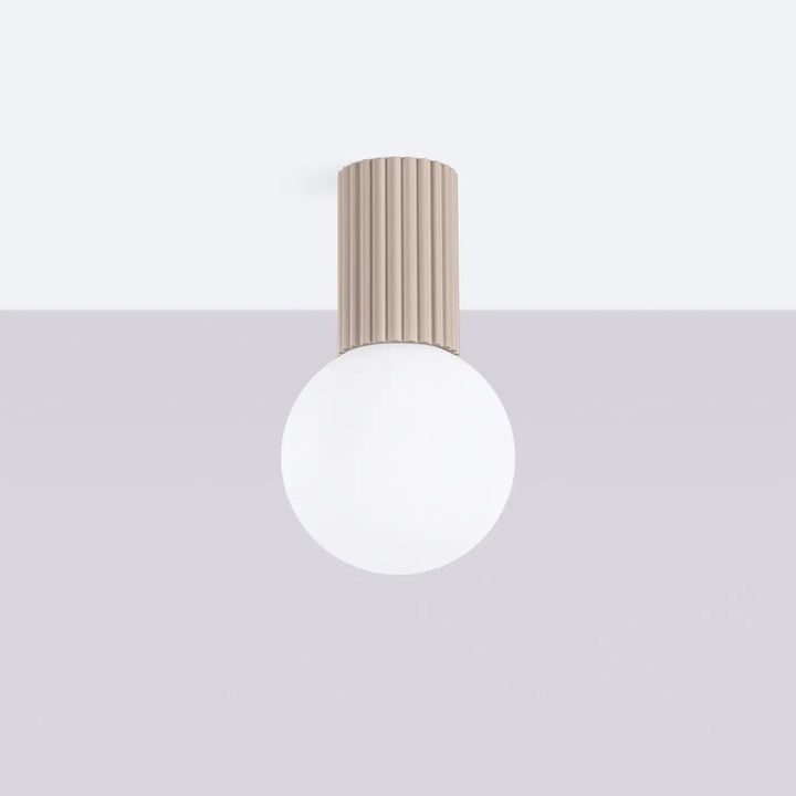 Luminaire plafonnier halo taupe avec corps cylindrique beige côtelé et sphère laiteuse en verre pour bureau décorative