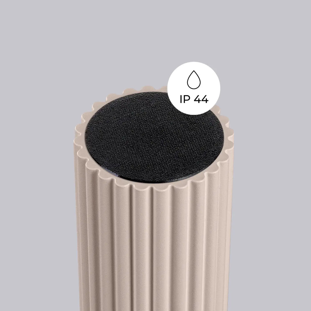 Luminaire plafonnier halo taupe beige avec haut noir texturé et rainures verticales, idéal lampe halo bureau décorative