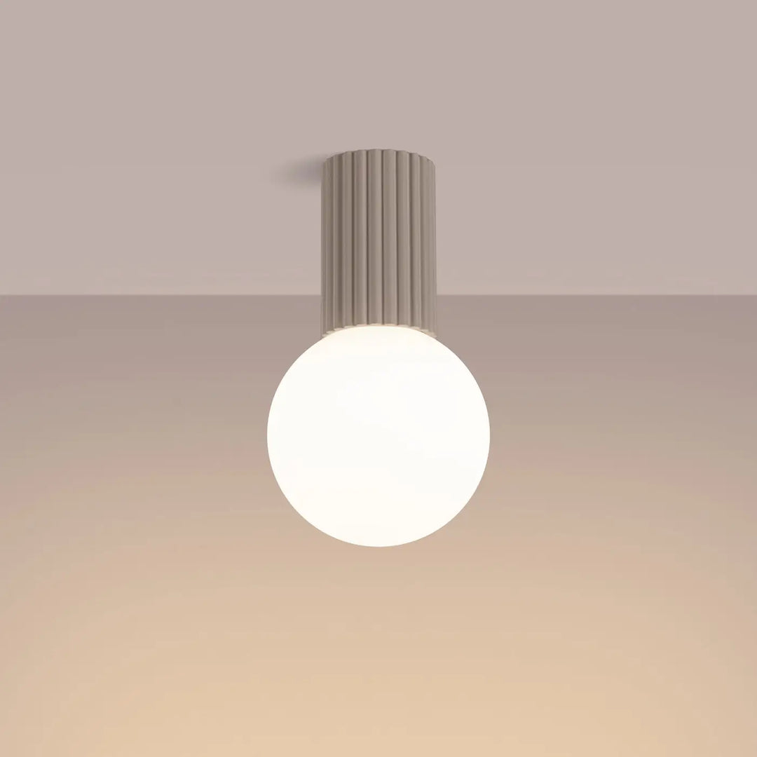 Luminaire plafonnier halo taupe avec sphère laiteuse et base cylindrique cannelée gris pour bureau décorative