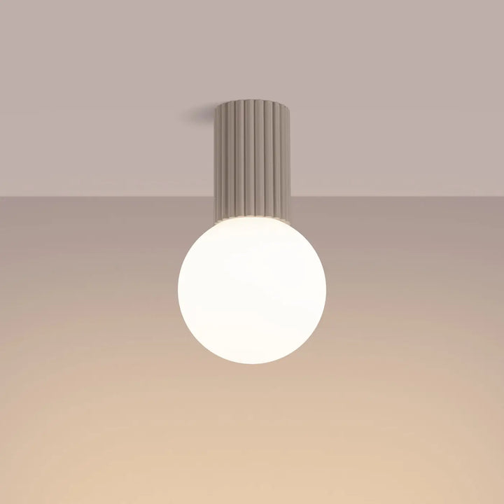 Luminaire plafonnier halo taupe avec sphère laiteuse et base cylindrique cannelée gris pour bureau décorative