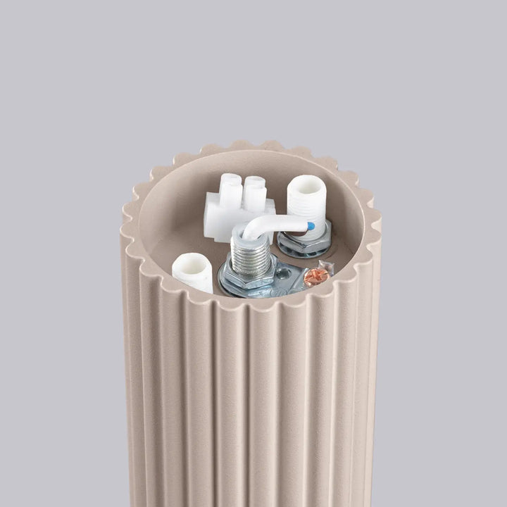 Lampe halo taupe en céramique côtelée avec sphère laiteuse et composants métalliques pour bureau décorative