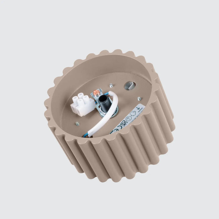 Luminaire plafonnier aura 1 taupe avec forme unique inspirée beige texturé et composants de câblage internes visibles