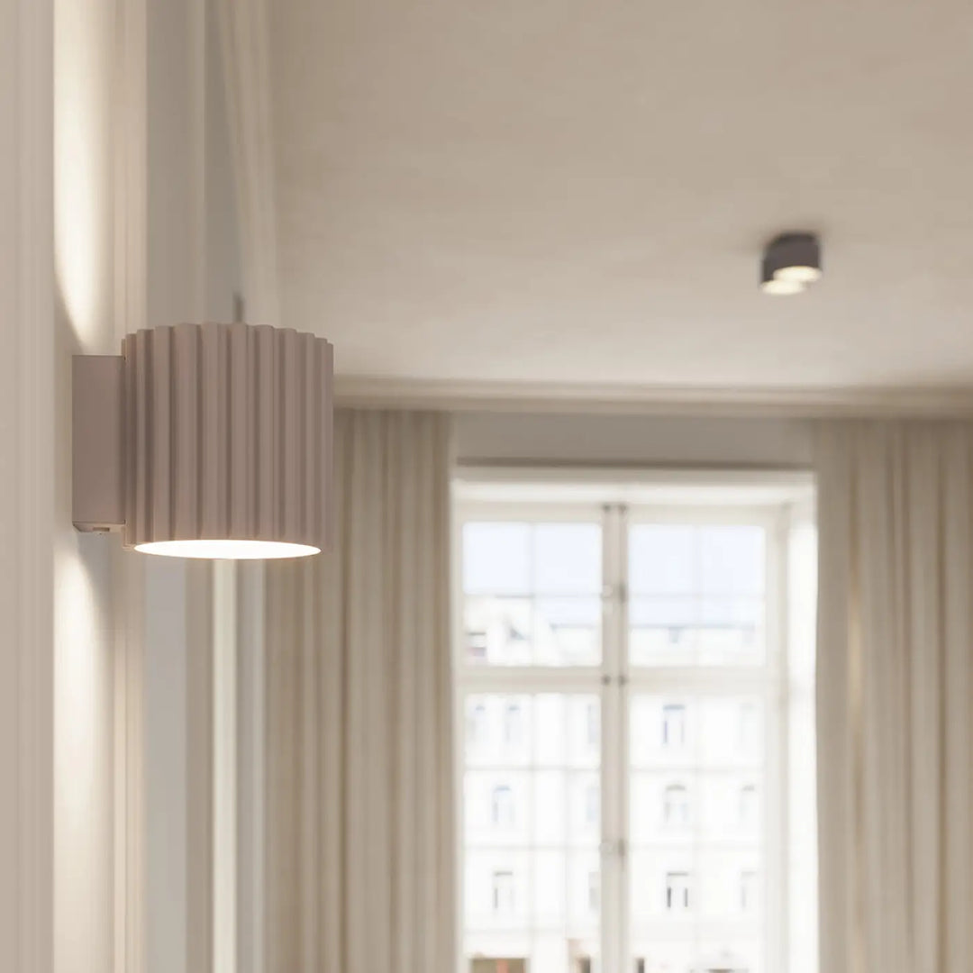 Luminaire plafonnier aura 1 taupe beige en forme unique inspirée avec design moderne cylindrique en matériau côtelé